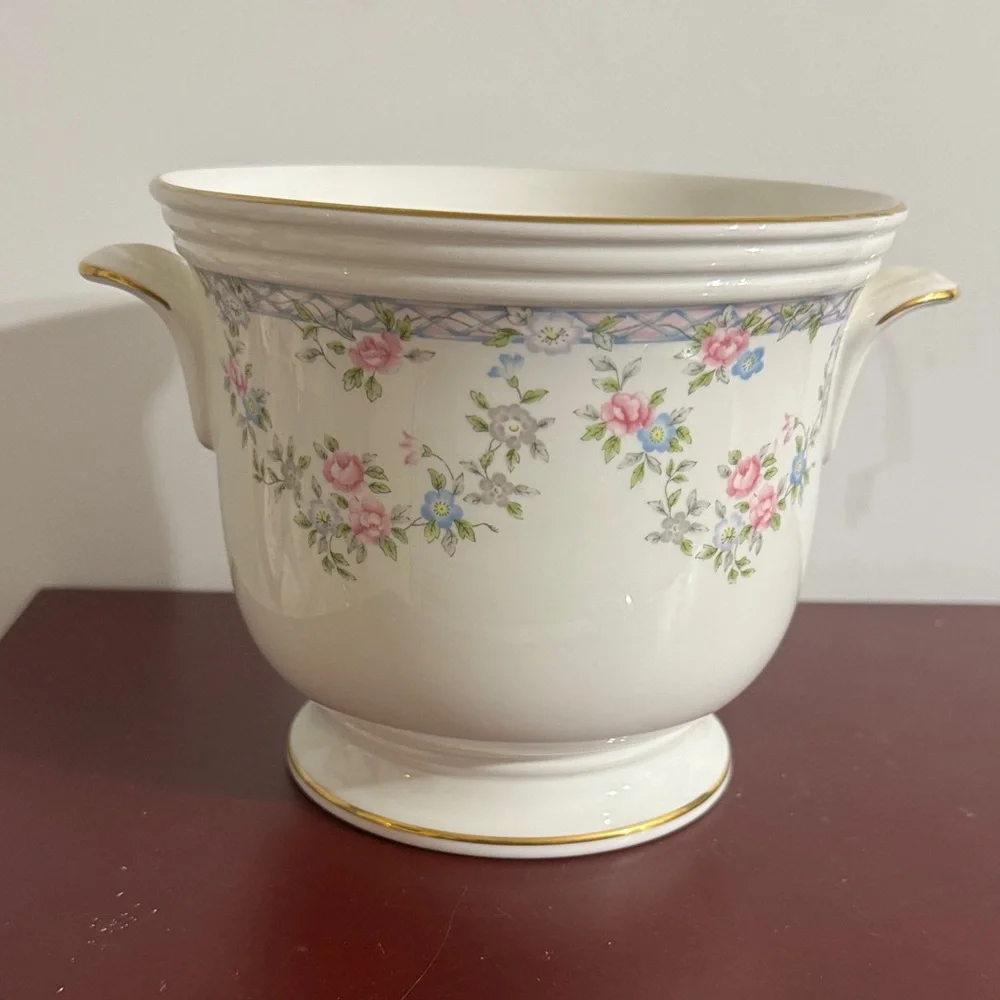 Coalport Trellis Rose pattern two-handled planter, also known as a cache pot